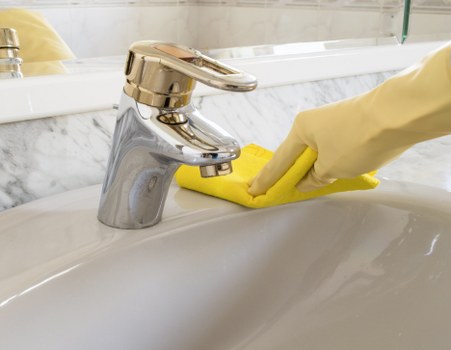 Local cleaner restoring a vinyl or safety floor in W3
